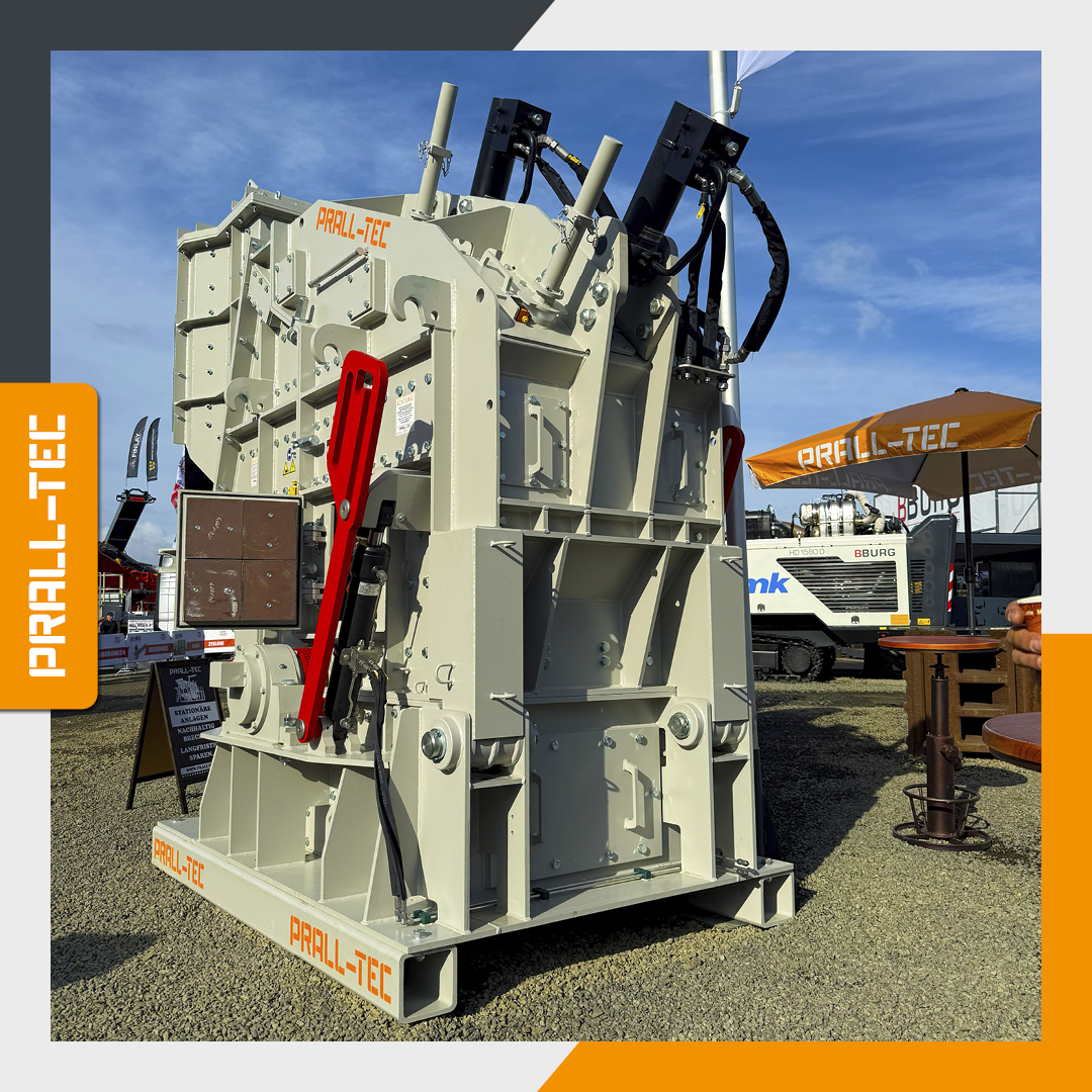Die stationäre PRALL-TEC PT 130-100 Prallmühle auf dem Außengelände der steinexpo 2026 bei blauem Himmel.
