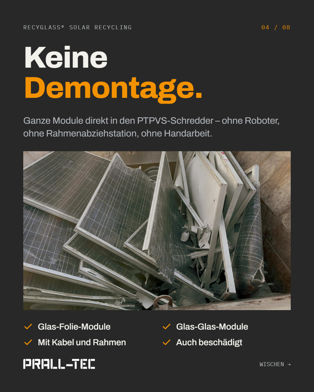 Ganze PV-Module mit Rahmen und Kabel im Schredder-Aufgabetrichter. Verarbeitet werden Glas-Folie- und Glas-Glas-Module, auch beschädigt.