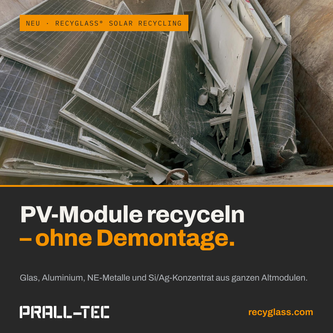 PV-Module recyceln ohne Demontage: ganze Altmodule mit Rahmen im Aufgabetrichter der Recyglass®-Anlage von Prall-Tec